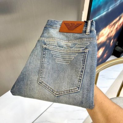 arm阿玛尼、25S春夏款时尚水洗Logo牛仔裤，男士后口袋品牌字母刺绣徽标修身直筒牛仔长裤。此款裤装精选客供进口顶级95%棉5%氨纶日制混纺牛仔面料制作而成，