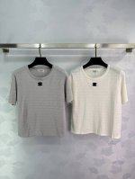 chane*香奈短袖针织上衣，现有白色和灰色可选，适合夏天穿，很透气。上面有经典双环标志，时尚百搭。2色3码Sml 。T226B