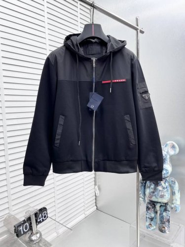 Prad* 2025ss春季新款男士夹克外套，专柜定制面料 透气舒适度高，细节无可挑剔，品牌元素设计理念，体现高品质，手感细腻柔软 呈现休闲裁剪，上身版型超赞