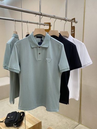 prade25Ss新款三角微标Polo衫，这款棉质Polo衫呈现充满运动活力的休闲造型，勾勒出经典线条。短袖设计，搭配闪闪发光的纽扣与采用概念化设计重新演绎的标