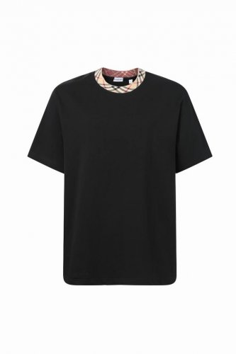 Burberry格纹领T恤衫 面料选择 采用双股棉平纹面料打造而成 经纬纱线以一上一下的方式交织而成 形成均匀的方格状纹理 结构紧密但轻薄 棉纤维具有天然的透气