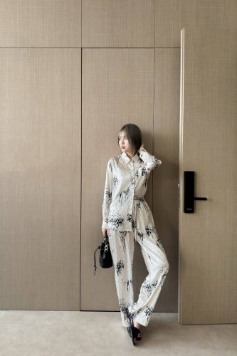 66030 驴家 Louis Vuitto* 水墨花卉印花翻领衬衫＋长裤套装 ，定制Yb进口斜纹稠材质 透气亲肤 通体满印四叶草字母徽标元素图案 彰显品牌调性