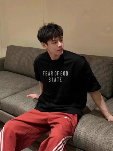 爆款模特图90Fear Of God Essentials Fall24 Holiday系列 Fleece Hoodie男女同款 品牌字母印花短袖男女同款 高品