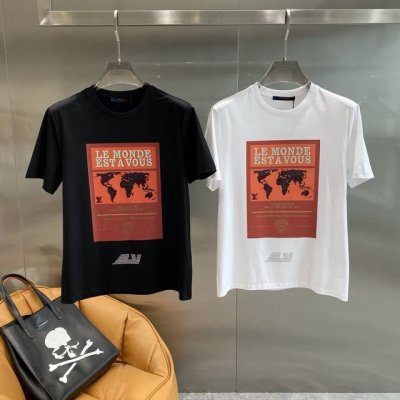 驴家 Lv T恤 简约大气，胸前那独特的红色印花太吸睛啦。“Le Monde Est A Vous”的字样，搭配世界地图图案，充满了时尚与艺术感 面料亲肤柔软，