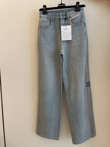 cc Vintage新款直筒牛仔裤 以清新色调唤醒春日活力 简约剪裁流畅修饰腿型 经典丹宁面料透气耐磨 高腰设计搭配T恤衬衫皆宜 后袋刺绣细节点睛 通勤出游轻松