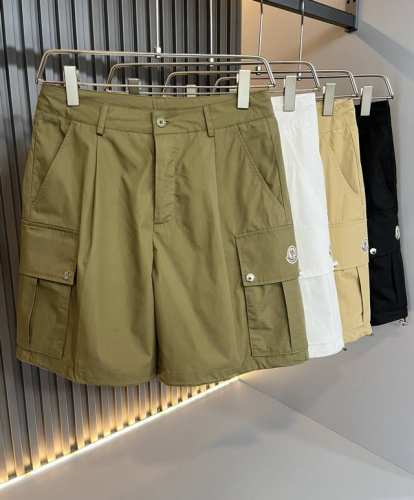 moncler蒙家 2025春夏男女同款情侣款最新的贸易订单休闲短裤！全品相！！网红款！裤腿采用Logo徽章设计！上身舒适透气，不僵硬，整体有着丰富的立体感，品