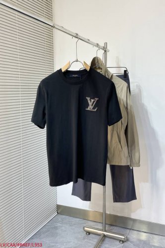 l953 Lv路易威登 来自Hk贸易公司的产品 2025Ss春夏驴 男士圆领印花短袖T 恤 时尚的新高端,渠道货品数量稀少 以鲜明纱线刺绣零星散落的 L 字和