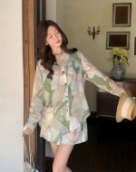爆款来袭 防晒翻领衬衫+短裤套装印花套装 这套套装尽显清新雅致。衬衫式上衣与短裤搭配，简约又不失时尚感 营造出春日氛围。面料轻薄，适合温暖时节，轻松打造休闲随性