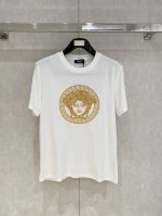范思*Versace 25Ss春夏新款首发专柜最新款短袖圆领T恤 高端订制 设计前卫时尚！品牌Logo重工艺设计 高端定制240克面料.手感柔软.穿着舒适.专柜