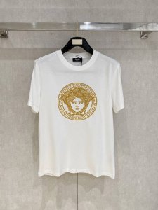 范思*Versace 25Ss春夏新款首发专柜最新款短袖圆领T恤 高端订制 设计前卫时尚！品牌Logo重工艺设计 高端定制240克面料.手感柔软.穿着舒适.专柜