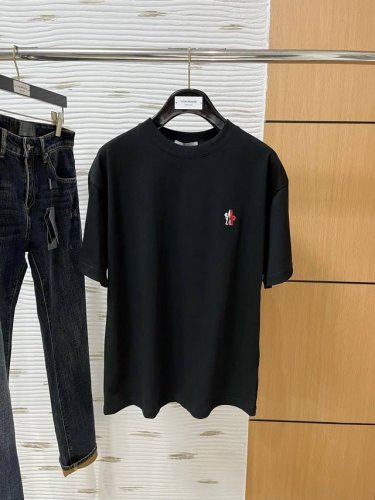 蒙家* 25Ss春夏新款首发专柜最新款短袖圆领T恤 高端订制 设计前卫时尚！品牌Logo重工艺设计 高端定制230克面料.手感柔软.穿着舒适.专柜级别精致车线.