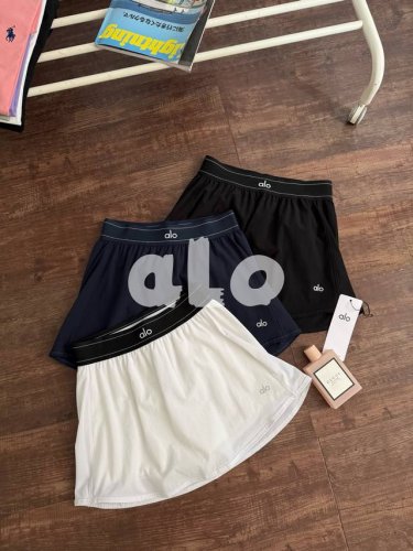alo迷你网球裙超好看耶 alo迷你裙 一裙双面 切换你的主场时刻 网球场上 它是你挥拍制胜的 隐形搭档 利落线条延伸腿部比例 大幅跳跃无拘束 **高弹松紧腰带