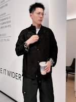 25年春秋新款 国潮男士休闲外套 这款新中式外套 将传统与现代完美结合。它采用了传统的小立领设计，留住经典的同时又不失时尚感。纽扣选用的是点睛的水墨画玉石扣，细