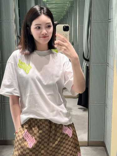 gucc*25Ss春夏新款 字母刺绣圆领短袖T恤丨独家Yb开发！高版出品！男女同款Oversized宽松T恤裁剪 凸显品牌格调 采用克重纯棉制成 略带有弹力 呈