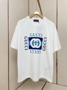 Gucci2025 新款双G T恤 胸前利用颜色对比排列 将字母徽标呈现出四面立体的效果 彩色碰撞十足亮眼 双层螺纹领口 肩部通肩压条 280G纯棉面料 黑白双
