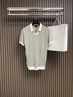 Kiton 2025春夏新款男士拼接V领套头polo。甄选客供67％棉23％聚酯纤维6%桑蚕丝4％氨纶混纺而成，经过特殊浇洗工艺处理，手感柔软且质感大幅提升，上