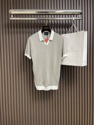 Kiton 2025春夏新款男士拼接V领套头polo。甄选客供67％棉23％聚酯纤维6%桑蚕丝4％氨纶混纺而成，经过特殊浇洗工艺处理，手感柔软且质感大幅提升，上