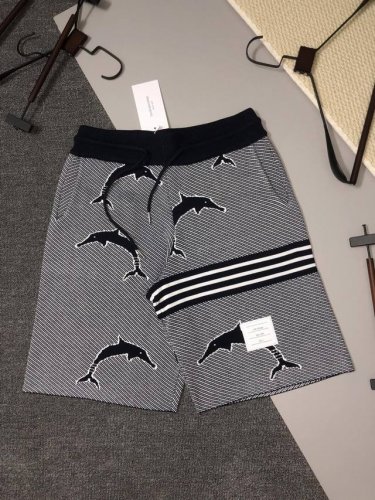 Thom Browne 2025Ss新款针织短裤，定制面料采用威化布织法，提花针织工艺，版型紧致立体，4杠拼接，定制裤绳五金质感强，顺滑，上身舒适透气，凹凸有型