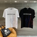 蒙家 Moncler短袖 简约与个性的时尚融合！ 黑色衣身经典又百搭，正面大大的品牌名称“Moncler”，以简洁的白色字体呈现，醒目又大气。下方红蓝线条勾勒出