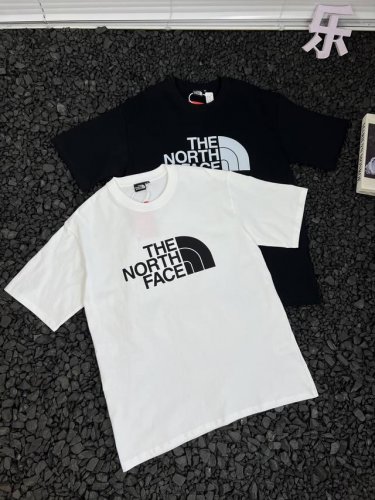 北面The North Face胸前大Logo纯色简约时尚百搭户外运动休闲吸汗透气圆领纯棉短袖T恤 热爱户外的你，需要一件能应对各种挑战的短袖T恤，北面这款胸前