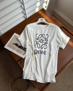 夏款更新-罗意威金扣上衣 100%棉 优雅邂逅时尚，罗意威T恤点亮夏日，在时尚的舞台上，罗意威 Loewe 始终以独特创意与精湛工艺闪耀。这两款罗意威T恤，宛如