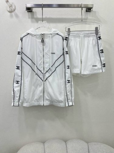 Chan*L小香 25春夏新品科技感满满的黑白线条撞色印花防晒衣撞色套装！连帽外套搭配小短裤！袖子经典黑白配色搭配双C图案上身减龄绝绝子！防晒风衣随性又时髦！经