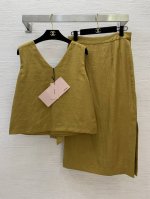 款号G25051072 Miumi*缪家新款高端定制亚麻面料透气舒适、气质名媛风后背个性超大蝴蝶结宽松时尚V领无袖背心P侧开叉高腰包臀一步裙半身裙！棕黄色、绿色