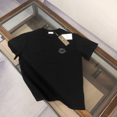Adi*Or 迪奥 春夏最新款短袖圆领T恤～刺绣Logo精致升级～定制纯棉面料，极为亲肤舒适， 摸上去手感非常的柔软，质感很好，做工细致。完美体现立体感 符合品