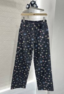 chane*2025新品上架 彩色印花阔腿牛仔裤 定制Yb斜纹棉牛仔材质 面料柔软舒适 透气性好 反复酵素水洗工艺处理 不易染色脱色 剪裁更符合人体线条 高腰系