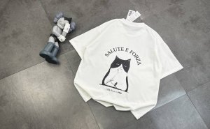 90潮牌Fila斐乐官网猫咪同款同步短袖！胸前Logo点缀胸前，简约又不失时尚感，一眼就狠狠拿捏住了！正肩版型对各种身材都很友好，穿起来整个人显得挺拔又精神，瞬