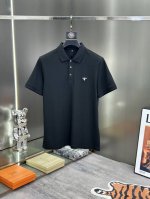 普拉达 2025Ss 新品短袖polo，延续经典，从版型到设计都很有时代的新潮感 ，不管版型还是设计足够有细节！整体上身感更具时尚感，好版型好面料！定织莫代尔云