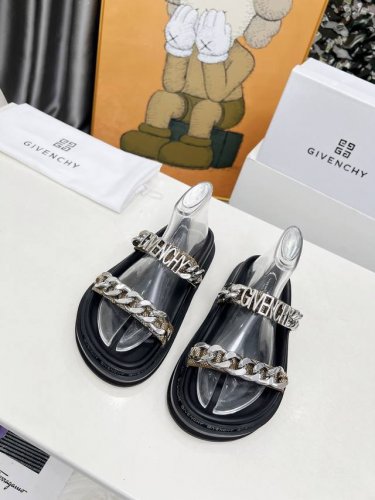 p300 纪梵希链条风格，时尚潮流，时尚达人专配凉鞋、简约不简单。面料：纪梵希材料 内里：羊皮，大底：橡胶材质。码数5-41。
