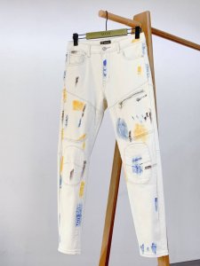 versace 范思哲 2025Ss春夏新品 泼墨印花工装牛仔裤 以纯净白色为底色 宛如一幅等待被欣赏的艺术画布 独特的泼墨设计 将蓝色 黄色等色彩随性挥洒 每