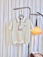 miu**新款提花徽标Logo挑孔天丝翻领上衣 定制定织挑孔天丝面料 质感好 舒适亲肤 精致时尚 女生穿搭必备款哦 最高品质 欢迎对比 米色 Sml