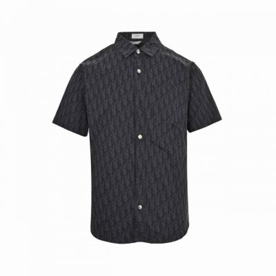 dior 迪奥 25Ss 满印老花牛仔短袖衬衫 这款外套衬衫从日本古老纺织工艺汲取灵感 重新诠释标志性的 Oblique 印花 采用海军蓝色和黑色棉质牛仔布精心