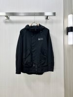 Lv 2025开春新款外套 原版经典爆款男士外套 全进口原版定制欢迎专柜对比 面料质感高档细腻 版型完美 里面采用品牌经典的复古格纹 胸前工装口袋设计 全套辅料