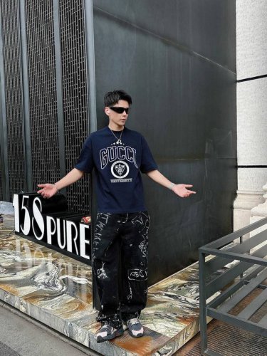 25Ss 古驰新款圆领短袖T恤 选用330克双纱平织棉面料打造 立体植绒印花 螺纹针织领口 男女同款 码数 S-2Xl 颜色 深宝蓝 白两色 尺码表 s 胸围1