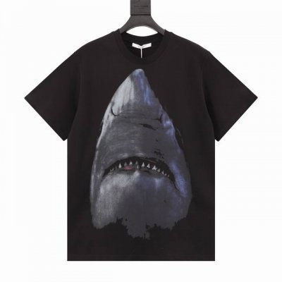 款号Y303 Givenchy 纪梵希 鲨鱼印花圆领T恤 采用顶级康丽直喷印花，五彩斑斓的墨水，白色不是白色，而是五彩斑斓的白，印花工艺精准到每一颗牙齿，墨水通