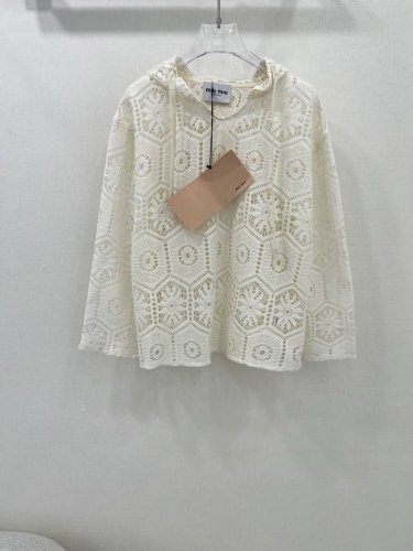 Miumi*25新款镂空连帽蕾丝上衣！夏日必备防晒上衣 垂坠感廓形连帽 大身处花朵镂空超有层次美感 减龄时髦 身设计宽松随性 松而不垮垂坠有型 单色3码Sml