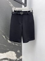 vltn 25Ss 春夏新品V扣腰带装饰黑色五分裤 最最好搭配的单品 不管是休闲风或者通勤职业都能轻松驾驭 小直筒的五分中裤版型轻松藏肉显瘦 定制斜纹西裤面料质