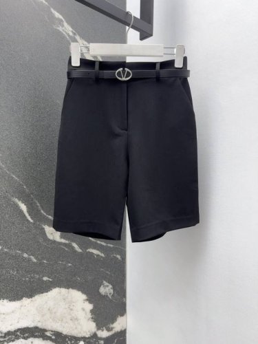 vltn 25Ss 春夏新品V扣腰带装饰黑色五分裤 最最好搭配的单品 不管是休闲风或者通勤职业都能轻松驾驭 小直筒的五分中裤版型轻松藏肉显瘦 定制斜纹西裤面料质