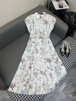dio* 25Ss新款翻领无袖连衣裙 新碎花图案印花面料 单排扣设计 时尚大方 单色三码Smla807P