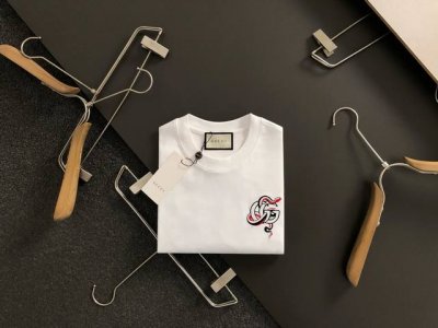 Gucc*微宽版型M-Xxxl 25春夏顶级重工刺绣蛇年元素贴布珠片融合重磅潮流短袖，精致工艺专柜面料，顶级元素融合打造，经典短袖3标齐全，潮男时尚，无论是上身
