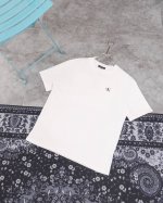 款M223 Ck压印短袖 前面小标刺绣 calvin Kleinck 24Ss夏季男女情侣休闲圆领短袖T恤 原版打版 耗时一个多月 刺绣+印花+钢印一体的工艺