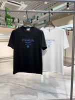 P250Pra*A 普拉*达 2025 春夏新款男士短袖T恤！高端潮物，众星追捧时尚款！各大明星网红人手一件的出街单品。高级定制丝光棉面料，手感细腻柔软，上身挺