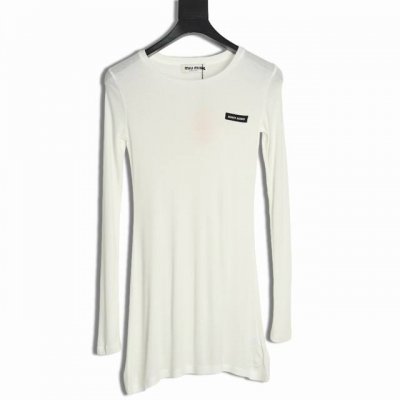 miu Miu 缪缪 25Ss 长袖包臀裙 此款面料颜色非常特殊，定染一个月，字母旁边一定要有毛边成衣轻微洗水，微微磨毛的感觉非常高级 尺码：S M L