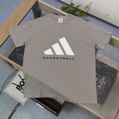 上新 款号：Zz8604 2025新款Adidas阿迪达斯经典标志与“Basketball”字母样式休闲情侣短袖T恤，每一处细节都在诉说着对运动的热爱与追求。精