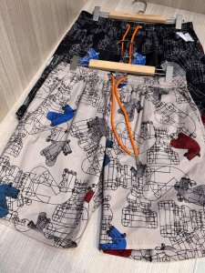 型号Hs003#，爱马家 2025春夏最新通体几何马头印花男士休闲短裤，也可作为游泳裤，沙滩裤穿着；经典抽绳式短裤，通体装饰各式几何马头图案印花，彰显H家当仁不