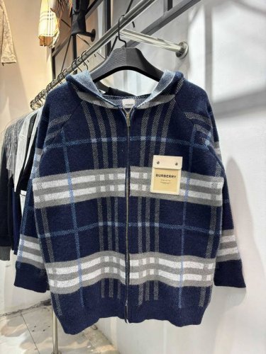 款号：Zmr19# 巴宝莉Burberry经典皮标拉链连帽蓝格子羊毛针织夹克外套 男女款 面料：25Ss经典款巴宝莉羊毛针织外套，采用羊毛与马海毛的混纺面料，结