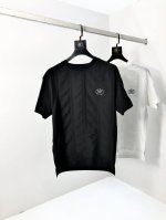 普拉达。2025春夏新品时尚圆领短袖高级定制百搭款式！更有实用感 任何人都可以轻松驾驭 采用莫代尔氨纶面料制作，奢华经典品牌Logo设计，H非常显档次懂货的必须